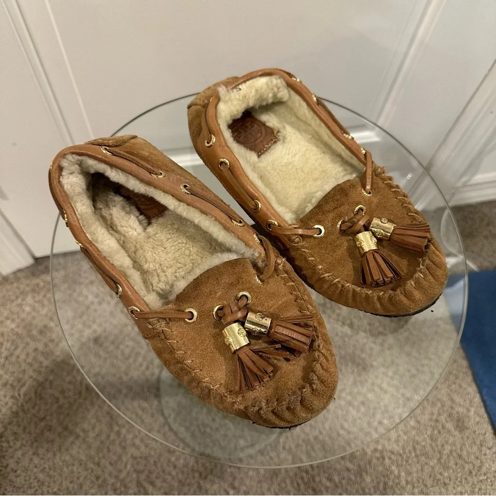 Tory Burch Dee Dee Suede & Shearling Moccasin Slippers in Chestnut Brown